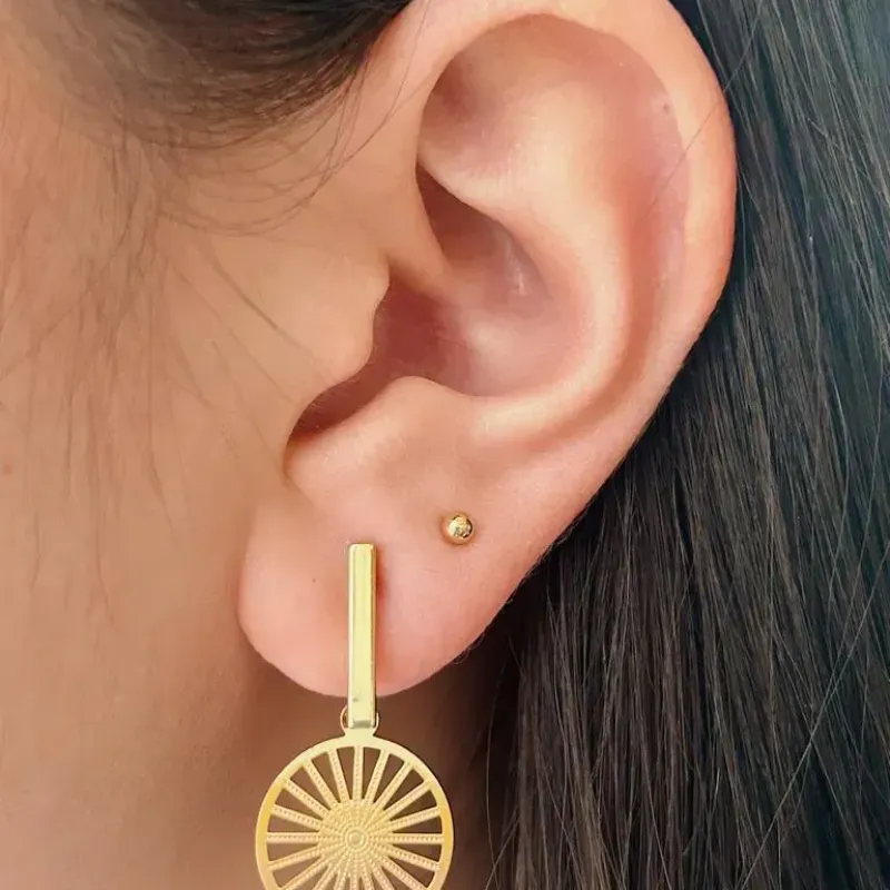 BRINCO BARRA COM MANDALA. BANHADO A OURO 18K.