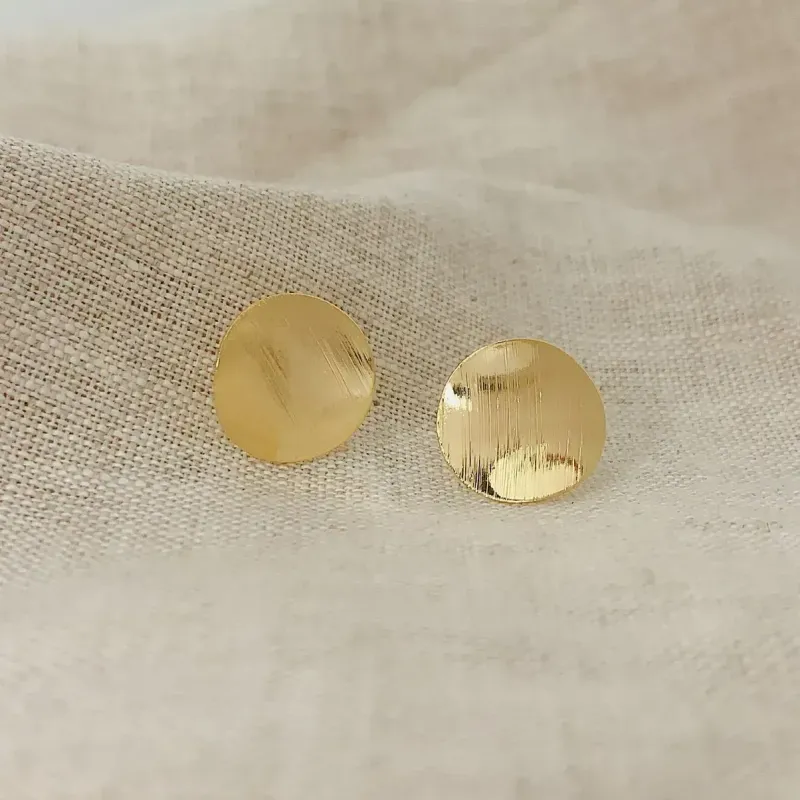 BRINCO CÍRCULO TEXTURIZADO. BANHADO A OURO 18K.