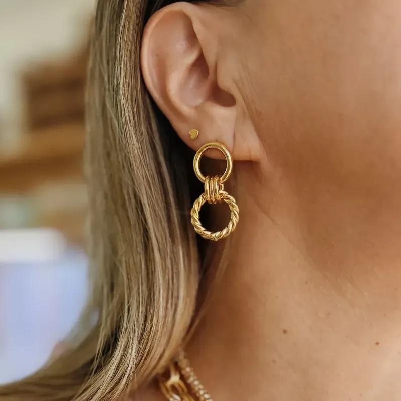 BRINCO CÍRCULOS TORCIDOS. BANHADO A OURO 18K.