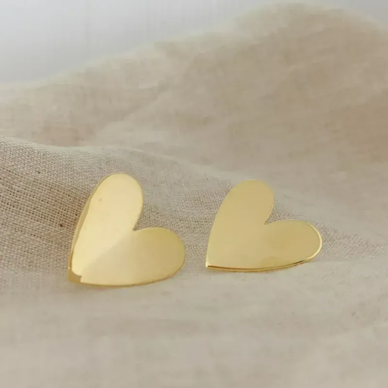 BRINCO CORAÇÃO CHAPA LISO. BANHADO A OURO 18K.