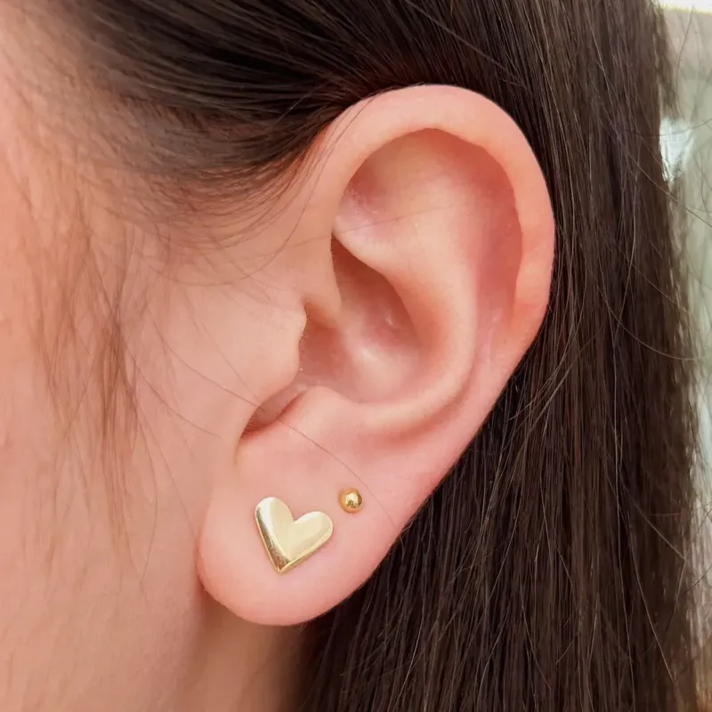 BRINCO CORAÇÃO LISO. 0,9CM DE LARGURA. BANHADO A OURO 18K.