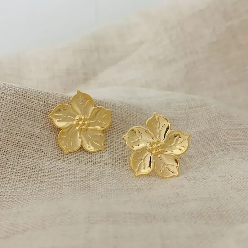 BRINCO FLOR DE HIBISCO. BANHADO A OURO 18K.