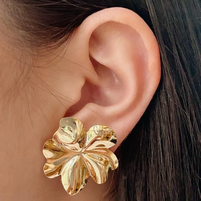 BRINCO FLOR LISA. BANHADO A OURO 18K.