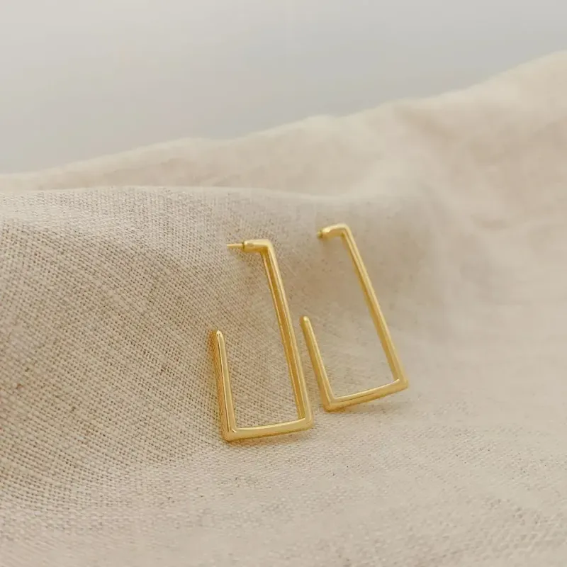 BRINCO MINIMALISTA RETANGULAR. BANHADO A OURO 18K.