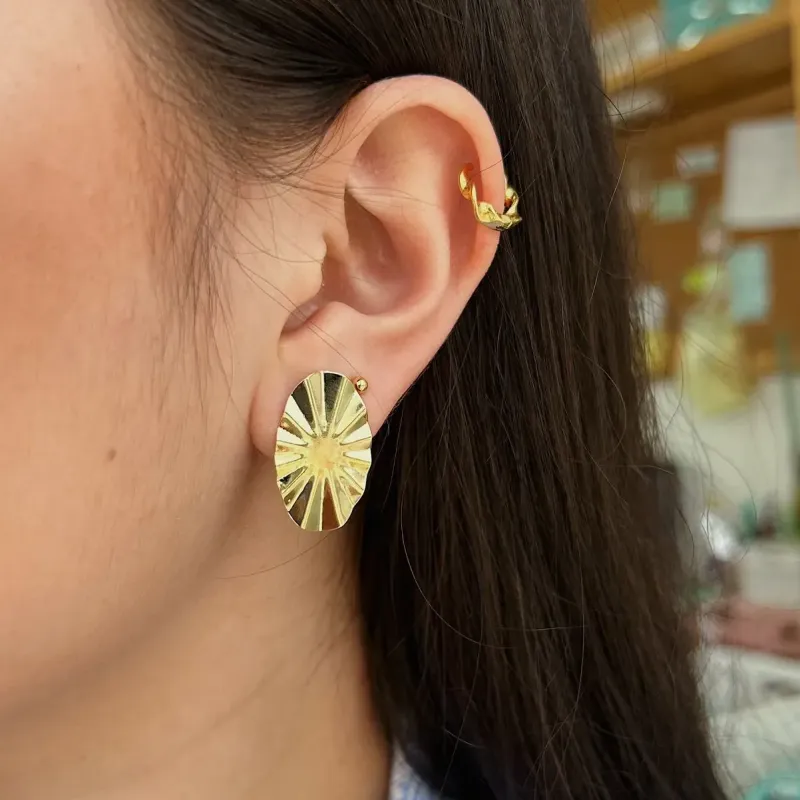 BRINCO OVAL DIAMANTADO. BANHADO A OURO 18K.