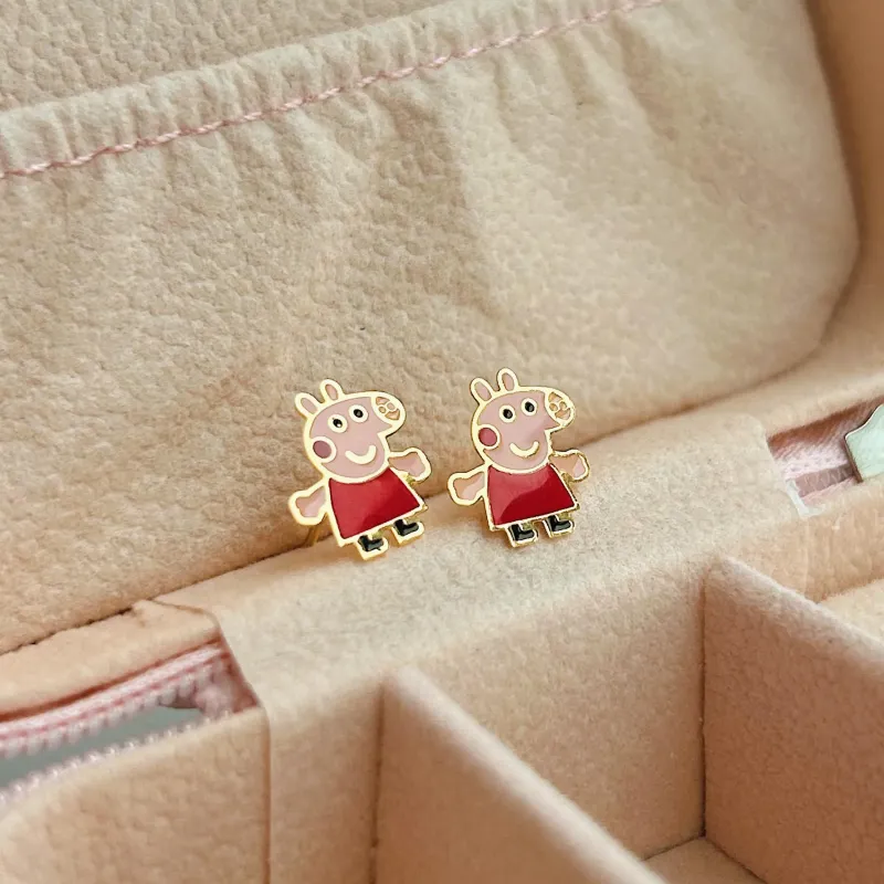 BRINCO PEPPA COLORIDA. BANHADO A OURO 18K.