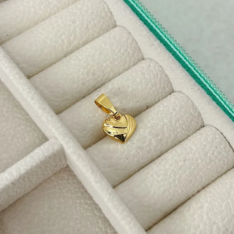 PINGENTE DE CORAÇÃO TRABALHADO. BANHADO A OURO 18K.