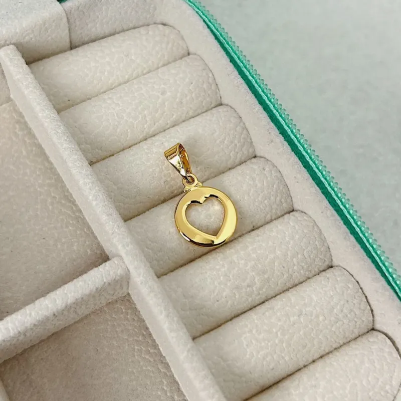 PINGENTE MEDALHA CORAÇÃO VAZADO. BANHADO A OURO 18K.