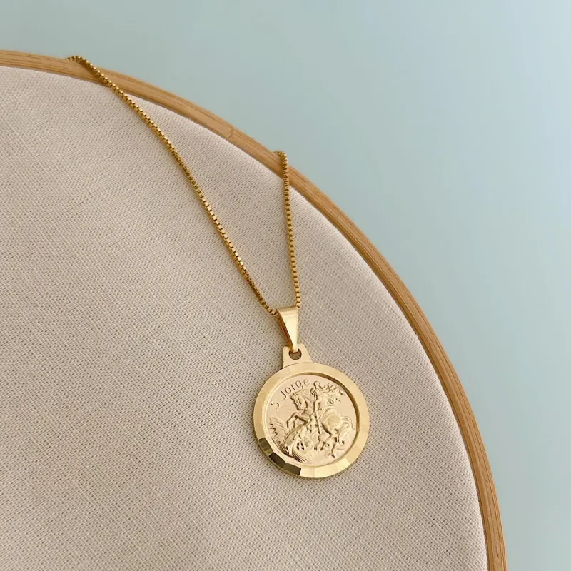 COLAR COM MEDALHA DE SÃO JORGE ESCOVADA. 45CM DE COMPRIMENTO E 5CM DE REGULAGEM. BANHADO A OURO 18K.