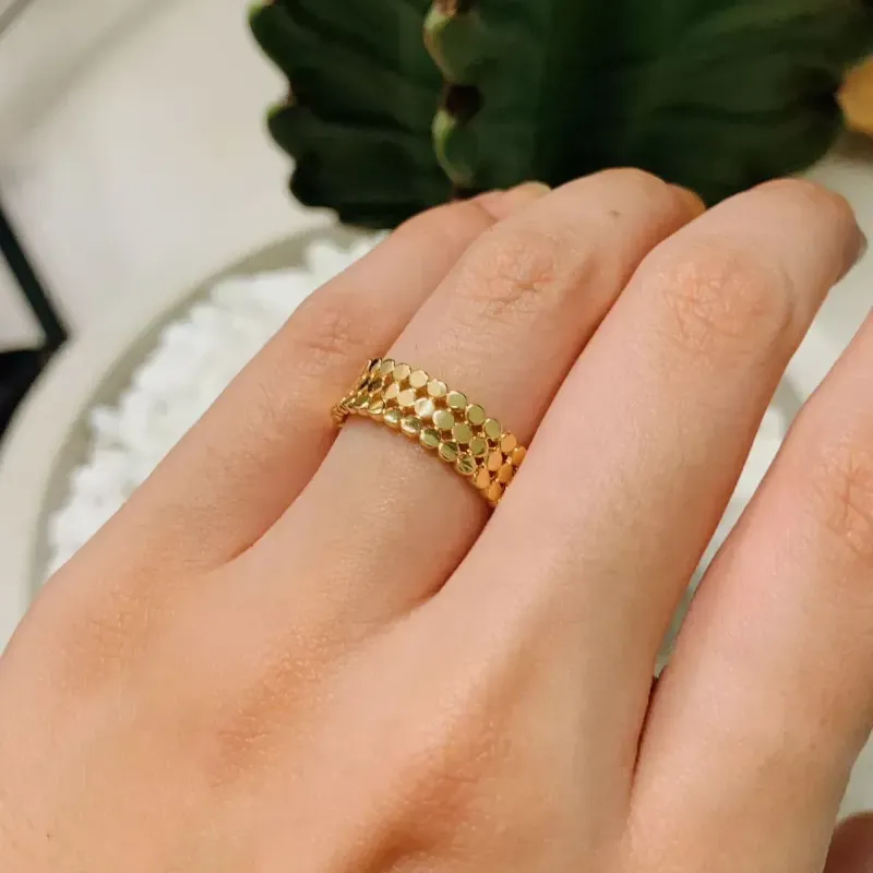 ANEL COM 3 FILEIRAS DE BOLINHAS ACHATADAS. BANHADO A OURO 18K.