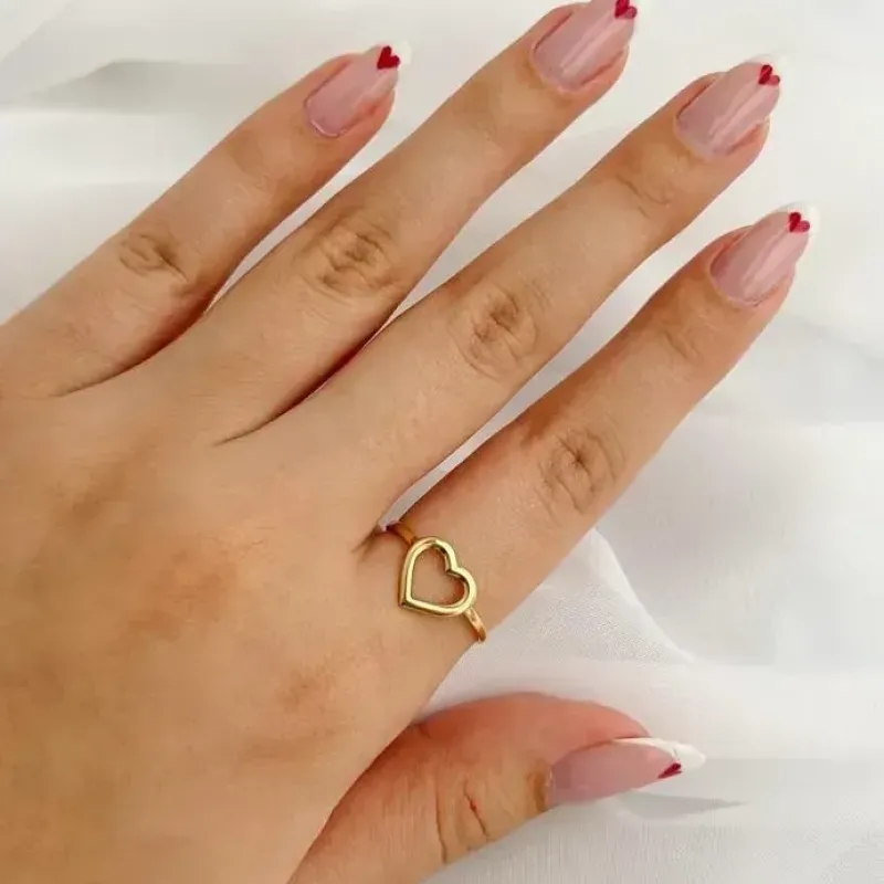 ANEL CORAÇÃO VAZADO. BANHADO A OURO 18K.