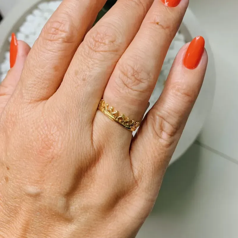 ANEL COROA CORAÇÃO. BANHADO A OURO 18K.