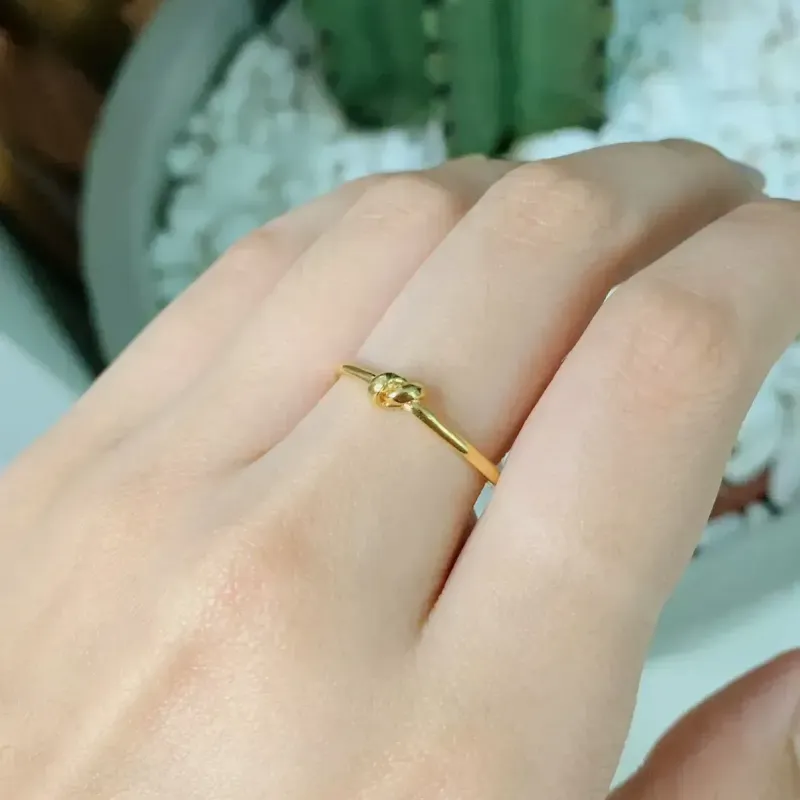 ANEL NOZINHO MINIMALISTA. BANHADO A OURO 18K.