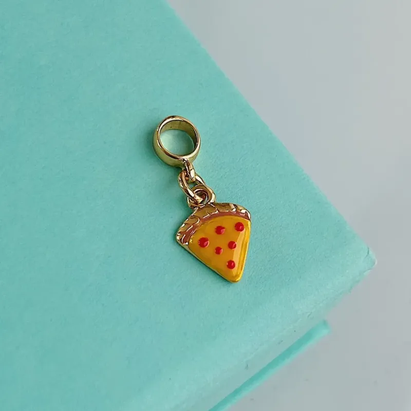 BERLOQUE FATIA DE PIZZA. BANHADO A OURO 18K.