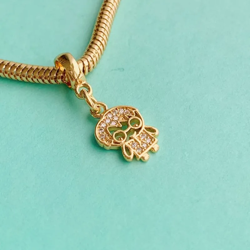 BERLOQUE HARRY POTTER CRAVEJADO. BANHADO A OURO 18K.