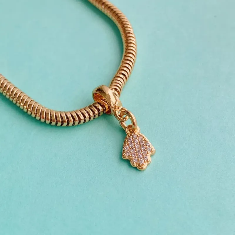 BERLOQUE MÃO DE FÁTIMA CRAVEJADA. BANHADO A OURO 18K.