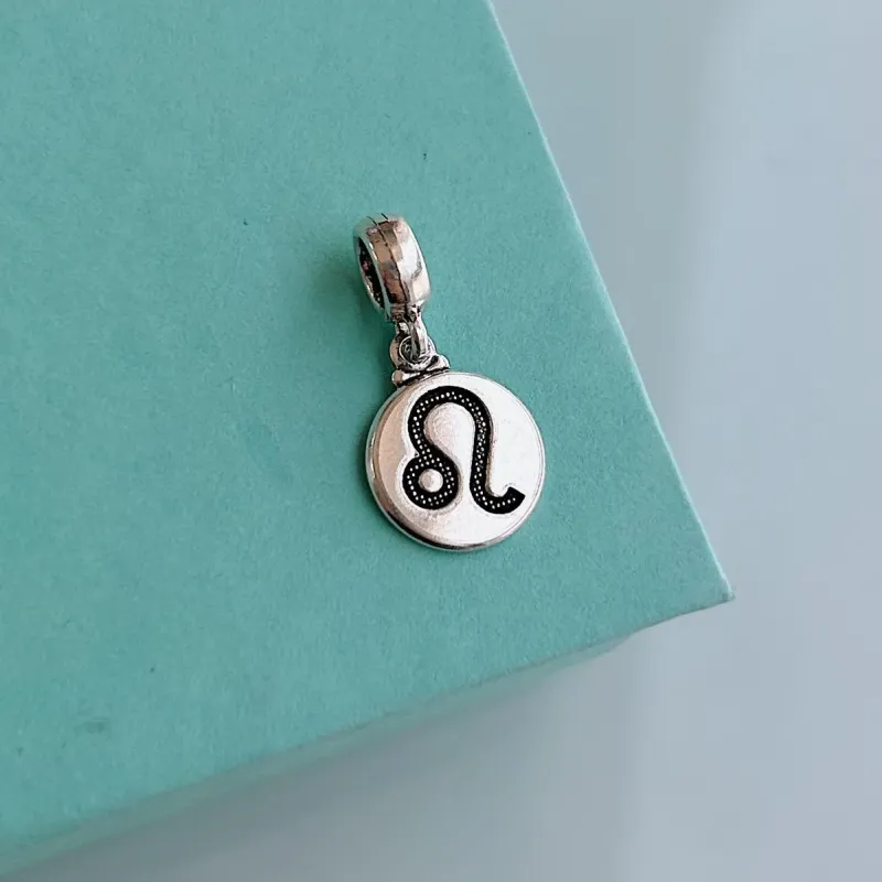 BERLOQUE SIGNO LEÃO. EM PRATA 925.