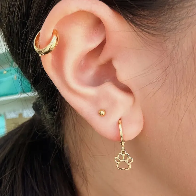 BRINCO ARGOLA PATINHA VAZADA. BANHADO A OURO 18K.