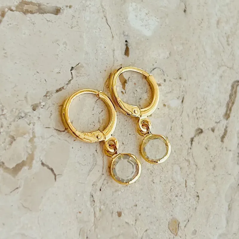 BRINCO ARGOLA PONTO DE LUZ. BANHADO A OURO 18K.