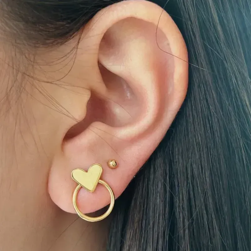 BRINCO CORAÇÃO E CÍRCULO. BANHADO A OURO 18K.