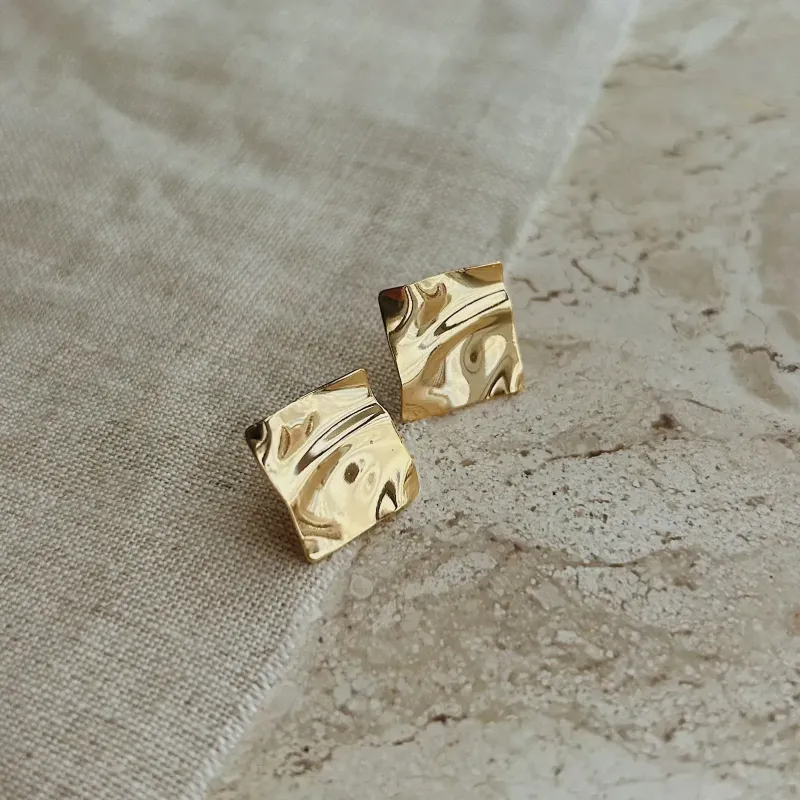 BRINCO QUADRADO MARTELADO. BANHADO A OURO 18K.