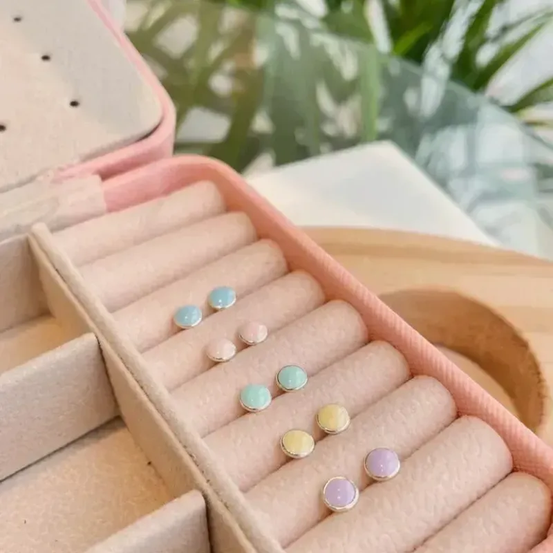 BRINCO RESINA LILÁS PASTEL. EM PRATA 925.
