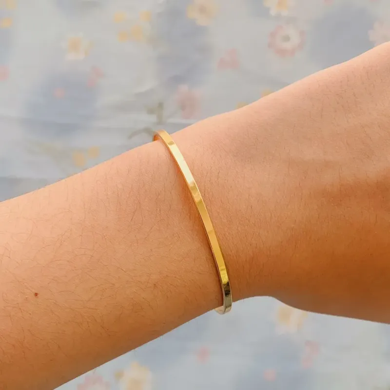 PULSEIRA BRACELETE AJUSTÁVEL LISO. BANHADO A OURO 18K.