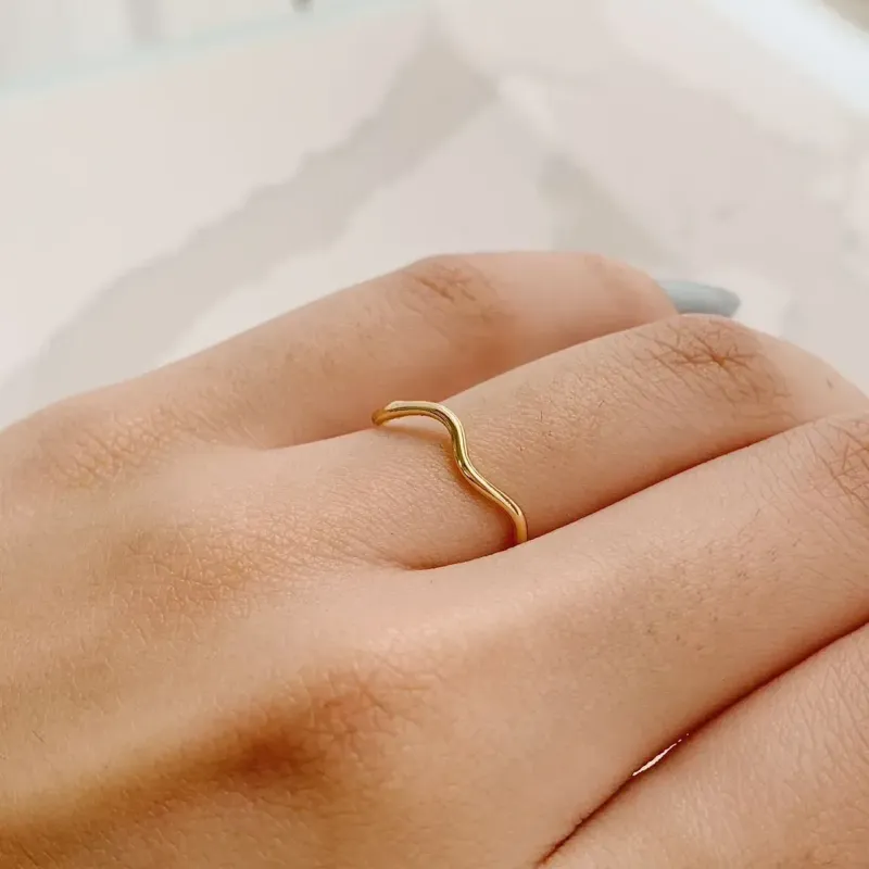 ANEL ONDULADO. BANHADO A OURO 18K.