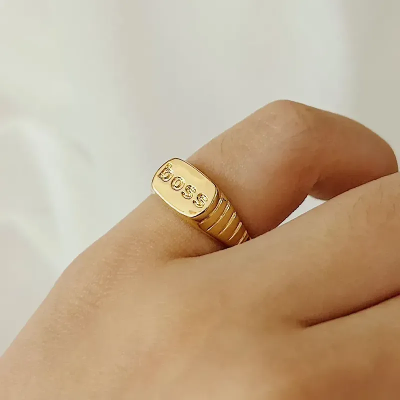 ANEL REGULÁVEL BOSS. BANHADO A OURO 18K.