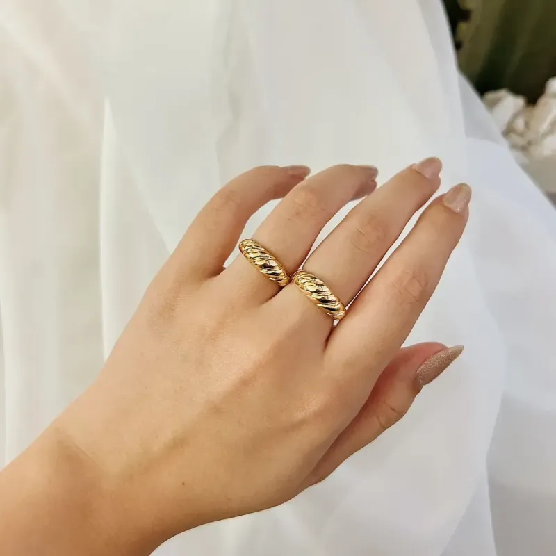 ANEL REGULÁVEL CROISSANT. BANHADO A OURO 18K.