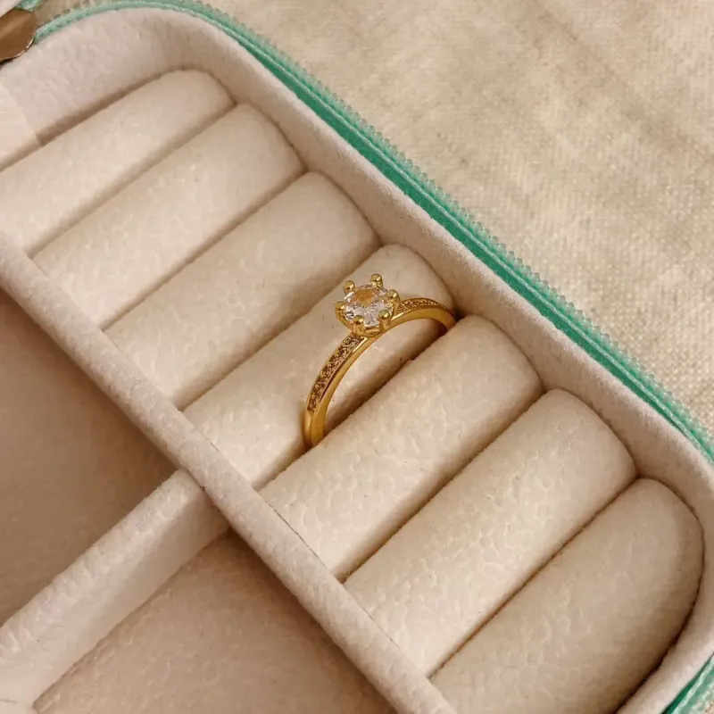 ANEL SOLITÁRIO CLÁSSICO. BANHADO A OURO 18K.