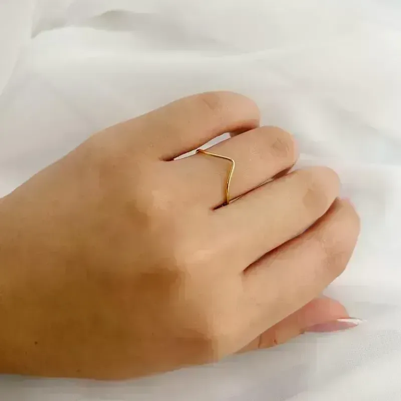 ANEL V MINIMALISTA. BANHADO A OURO 18K.