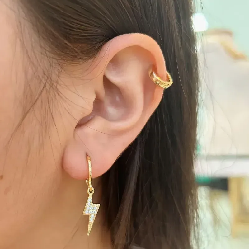 ARGOLA COM PINGENTE DE RAIO CRAVEJADO. BANHADO A OURO 18K.