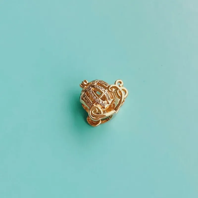 BERLOQUE CARRUAGEM. BANHADO A OURO 18K.