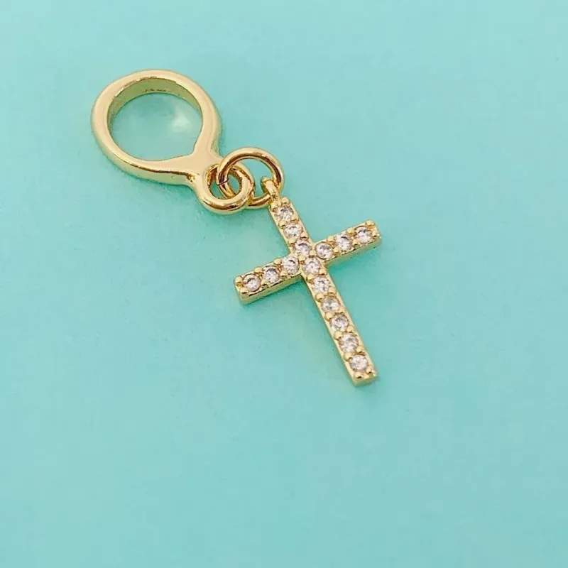 BERLOQUE CRUZ CRAVEJADA. BANHADO A OURO 18K.