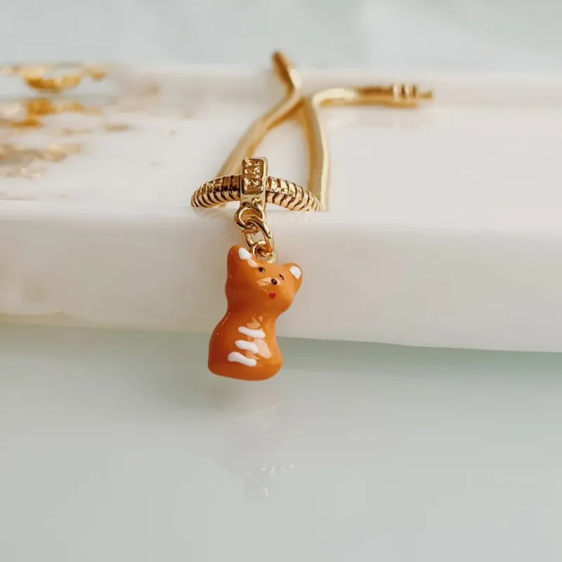 BERLOQUE GATO LARANJA. BANHADO A OURO 18K.