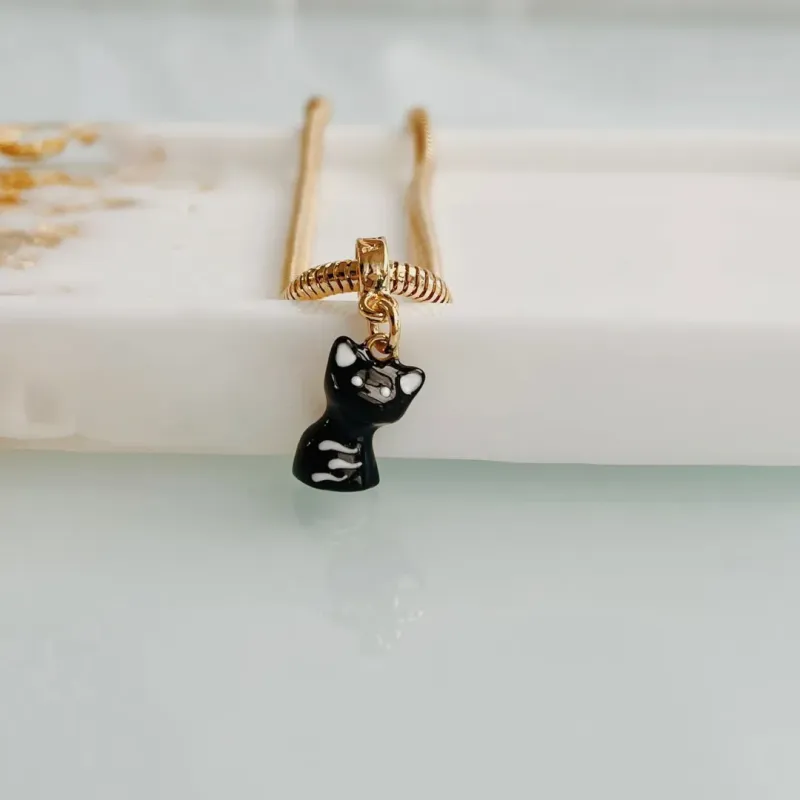 BERLOQUE GATO PRETO. BANHADO A OURO 18K.