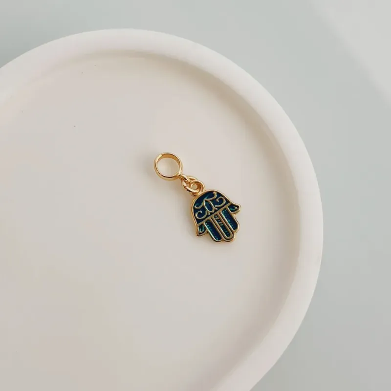 BERLOQUE MÃO DE FÁTIMA COM RESINA AZUL . BANHADO A OURO 18K.