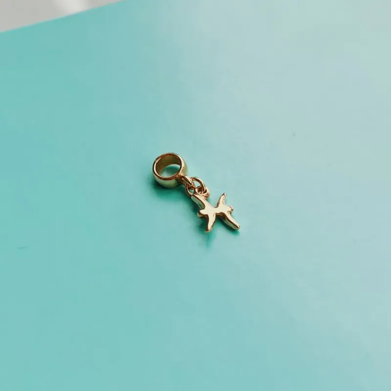 BERLOQUE SIGNO PEIXES. BANHADO A OURO 18K.