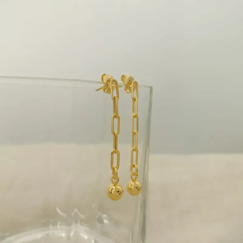 BRINCO CORRENTE COM ESFERA.  BANHADO A OURO 18K.