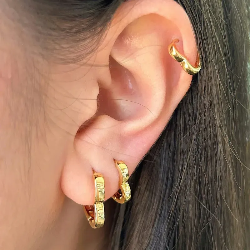 TRIO ARGOLA EM FORMATO DE CORAÇÃO (P/M/G). BANHADO A OURO 18K.