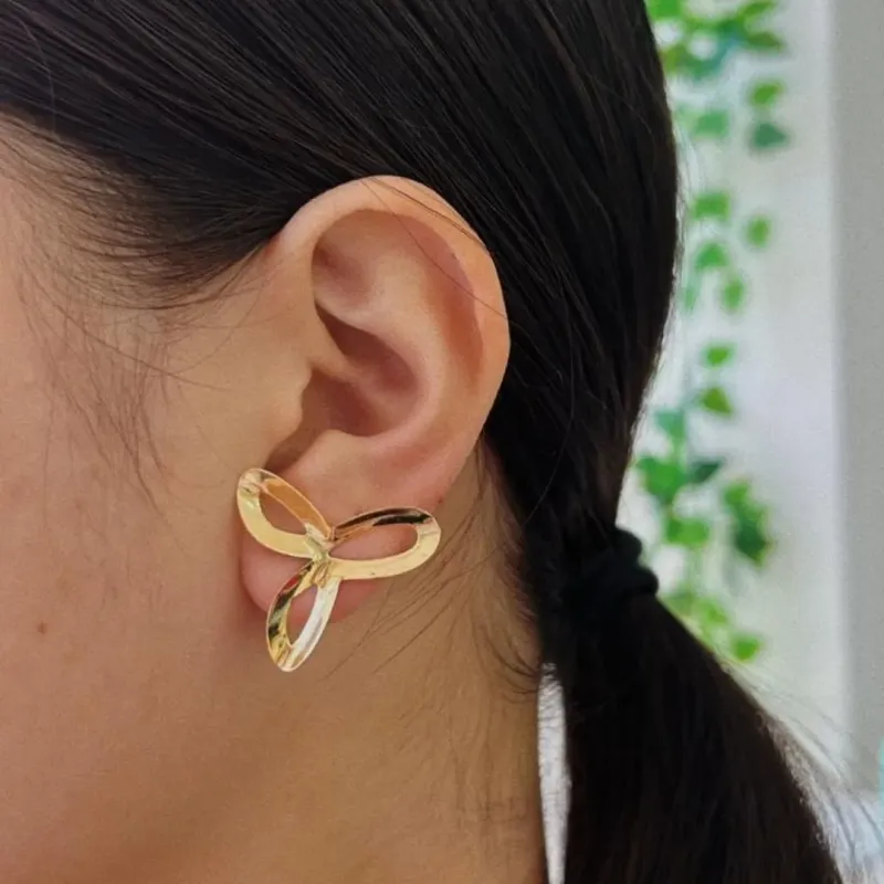 BRINCO FLOR COM 3 PÉTALAS. BANHADO A OURO 18K.