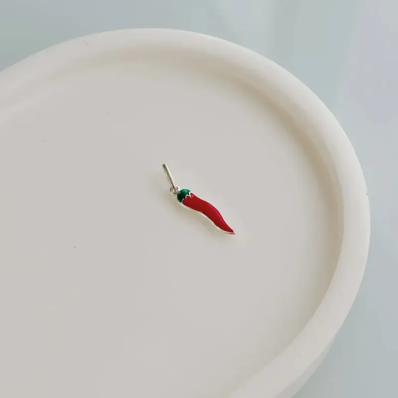 PINGENTE  DE PIMENTA. EM PRATA 925.