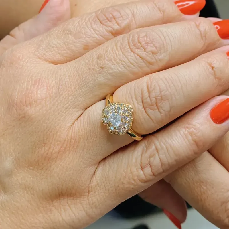 ANEL CORAÇÃO DE ZIRCÔNIA CRAVEJADO. BANHADO A OURO 18K.