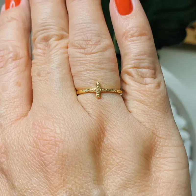 ANEL CRUZ NA HORIZONTAL. BANHADO A OURO 18K.