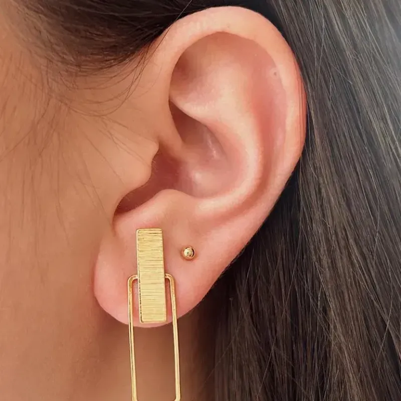 BRINCO 2 RETÂNGULOS. BANHADO A OURO 18K.