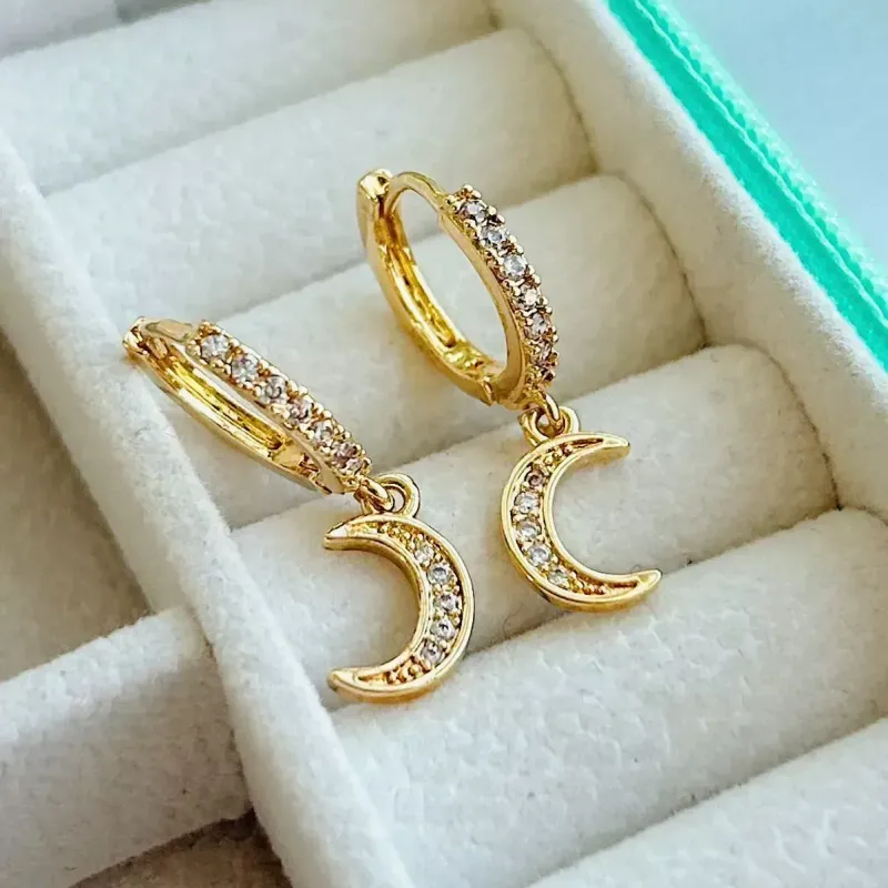BRINCO ARGOLA LUA CRAVEJADA. BANHADA A OURO 18K.