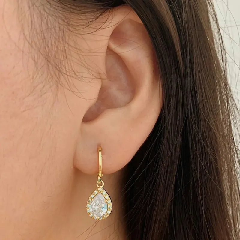 BRINCO ARGOLA GOTA COM BORDA CRAVEJADA. BANHADO A OURO 18K.
