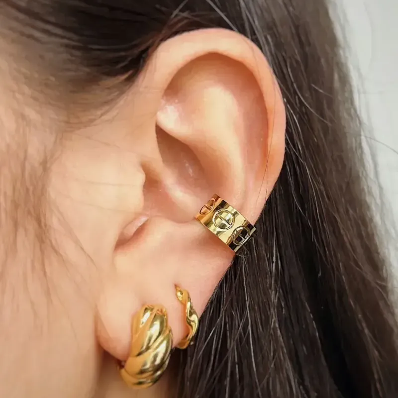 PIERCING GROSSO COM DETALHE DE CÍRCULO. BANHADO A OURO 18K.