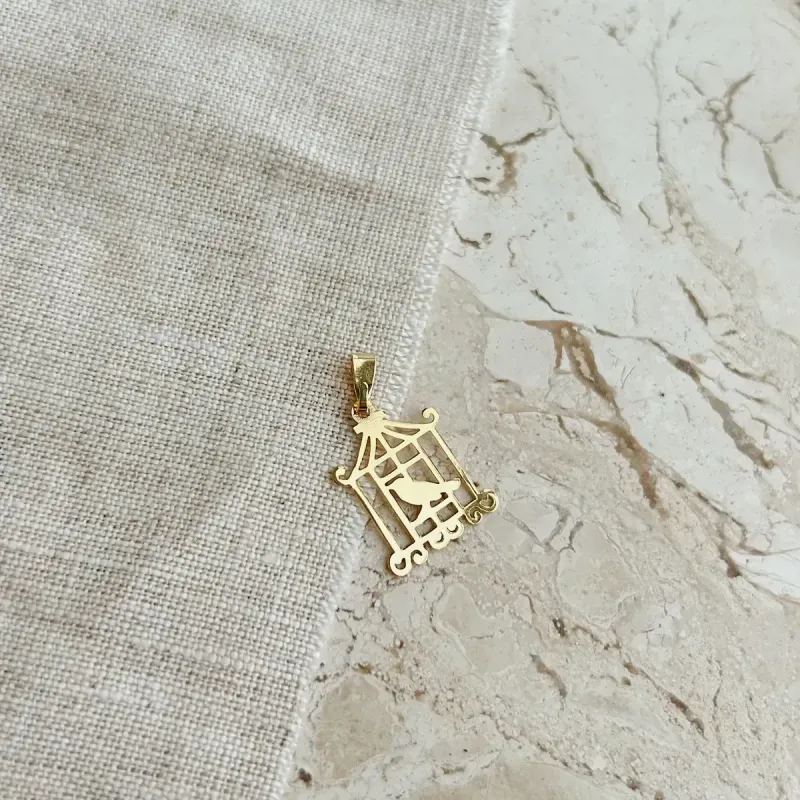 PINGENTE GAIOLA DE PÁSSARO. BANHADO A OURO 18K.